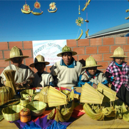 Artesanías urus en totora