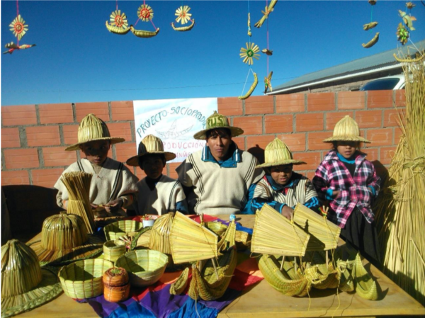 Artesanías urus en totora