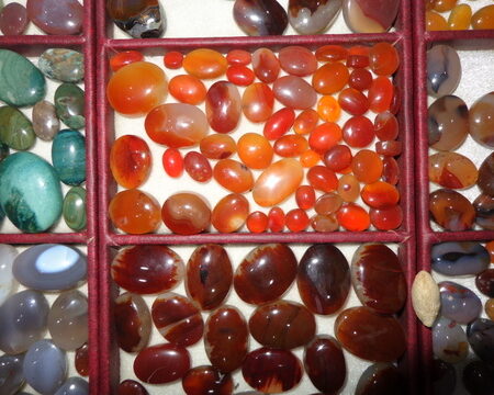 Cultivating and refining agate stones (alaiqiq alyamani)