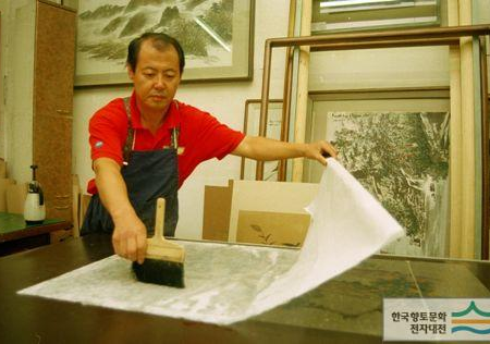 Baecheopjang (preserving a painting or calligraphy)